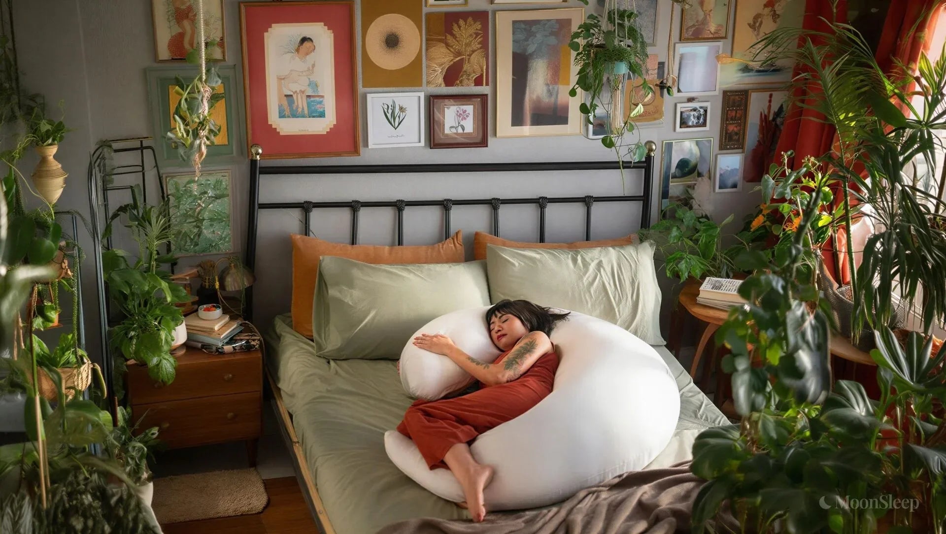 Un espacio acogedor con una almohada de luna creciente