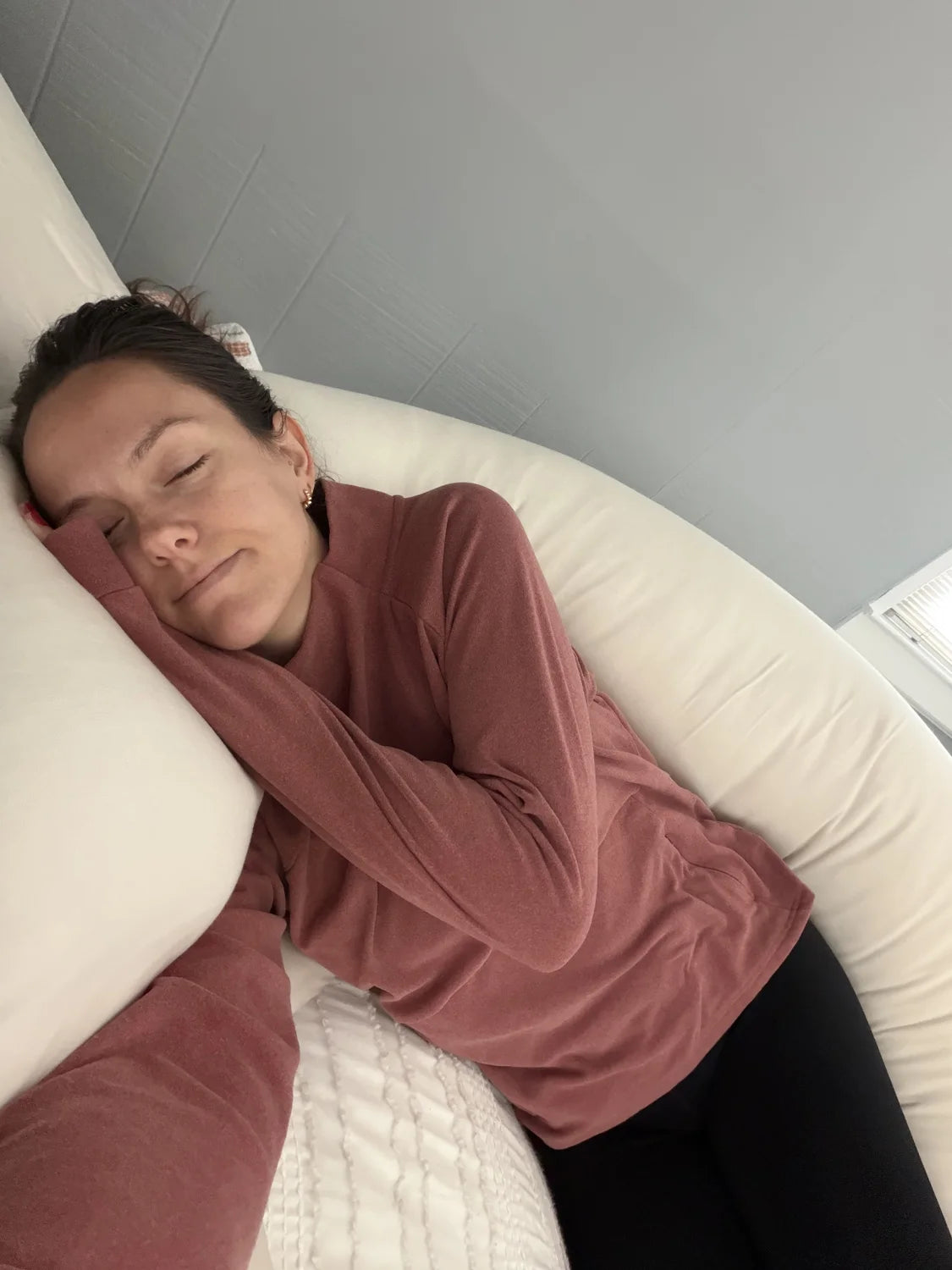 Comodidad con una almohada de luna creciente